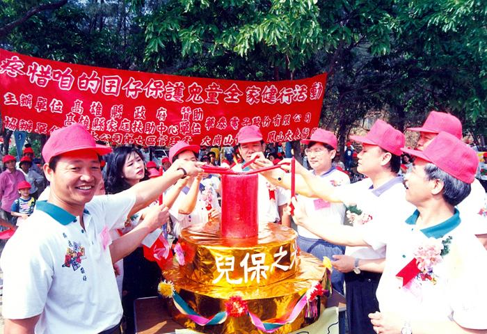 發動「修正兒童福利法」之連署，促使兒童福利法於1993年修正