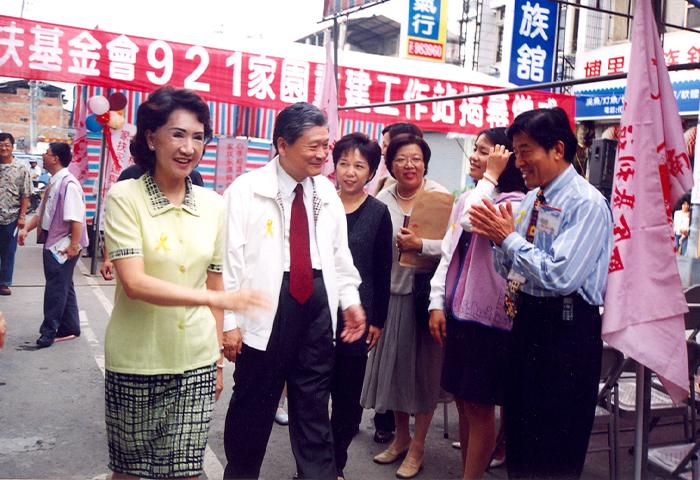 埔里成立「921家園重建工作站」
開辦兒童少年心理創傷復原服務—家扶彩虹屋