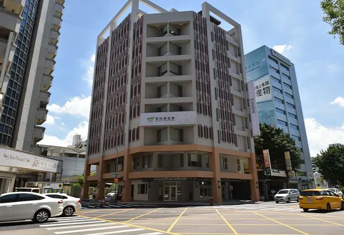 為迎合數位時代需求，及承載國際服務使命，導入全新企業識別系統(CIS)，同年，扶幼館落成，為家扶服務開創新氣象